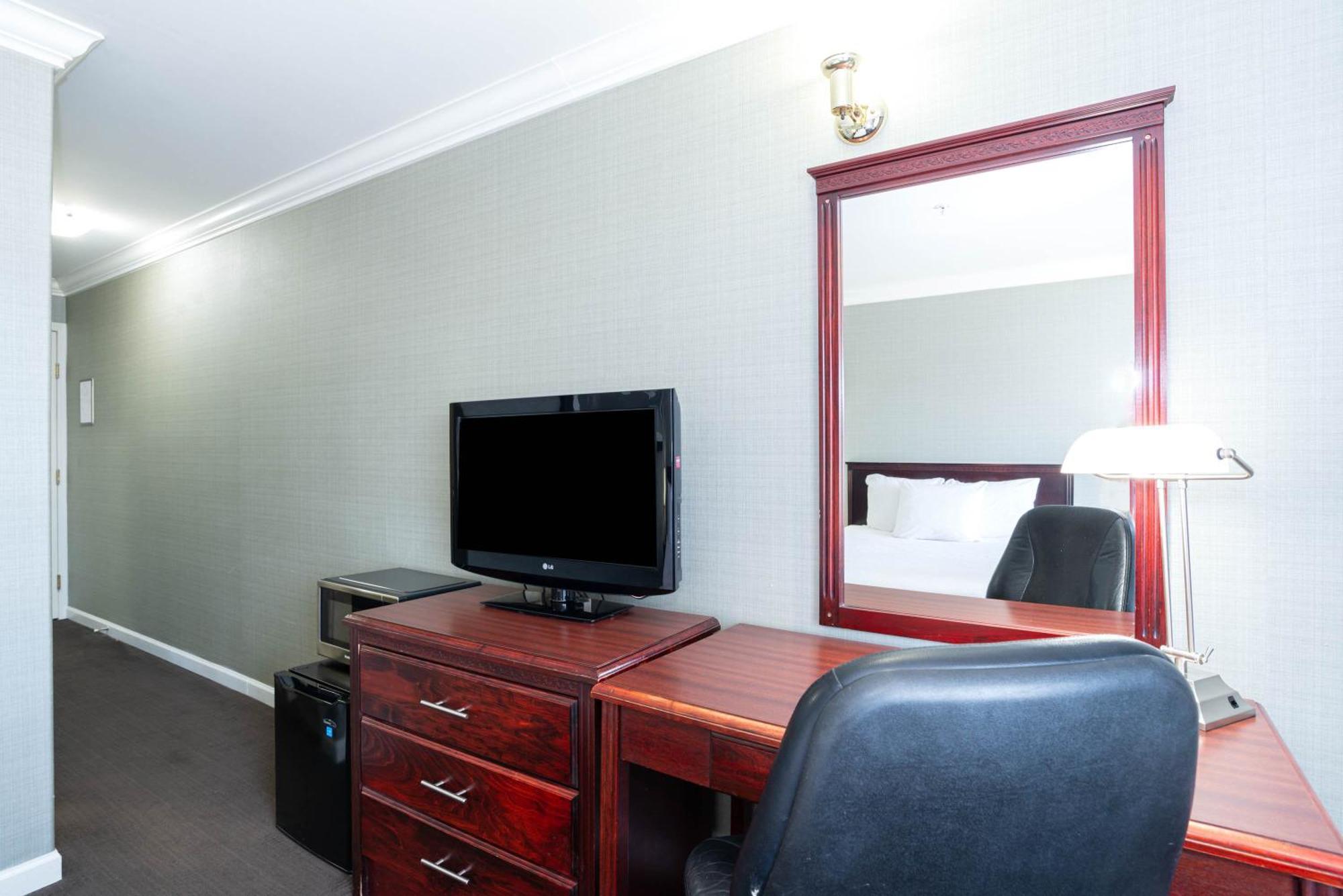 Sandman Hotel רד דיר מראה חיצוני תמונה